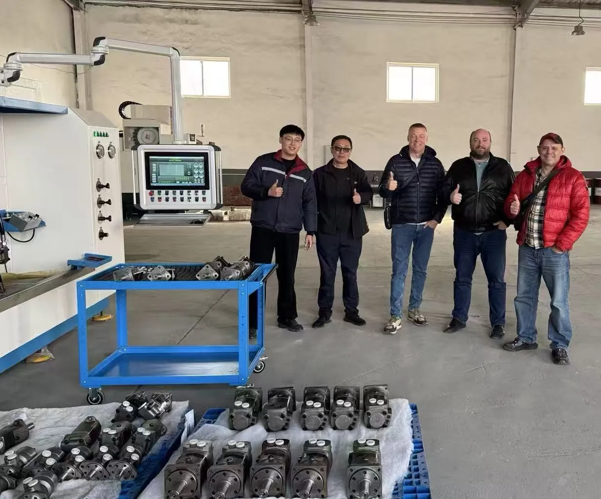 Awọn onibara Ilu Rọsia ṣabẹwo si ile-iṣẹ mọto hydraulic Yushan ni Qingdao fun ayewo ati paṣipaarọ awọn iwo.